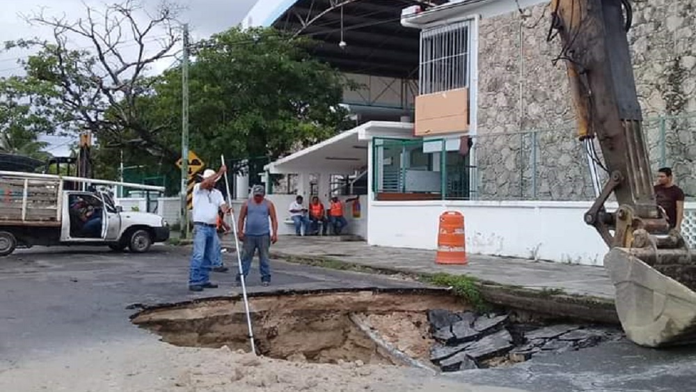 Se abre enorme socavón junto a primaria en Chetumal