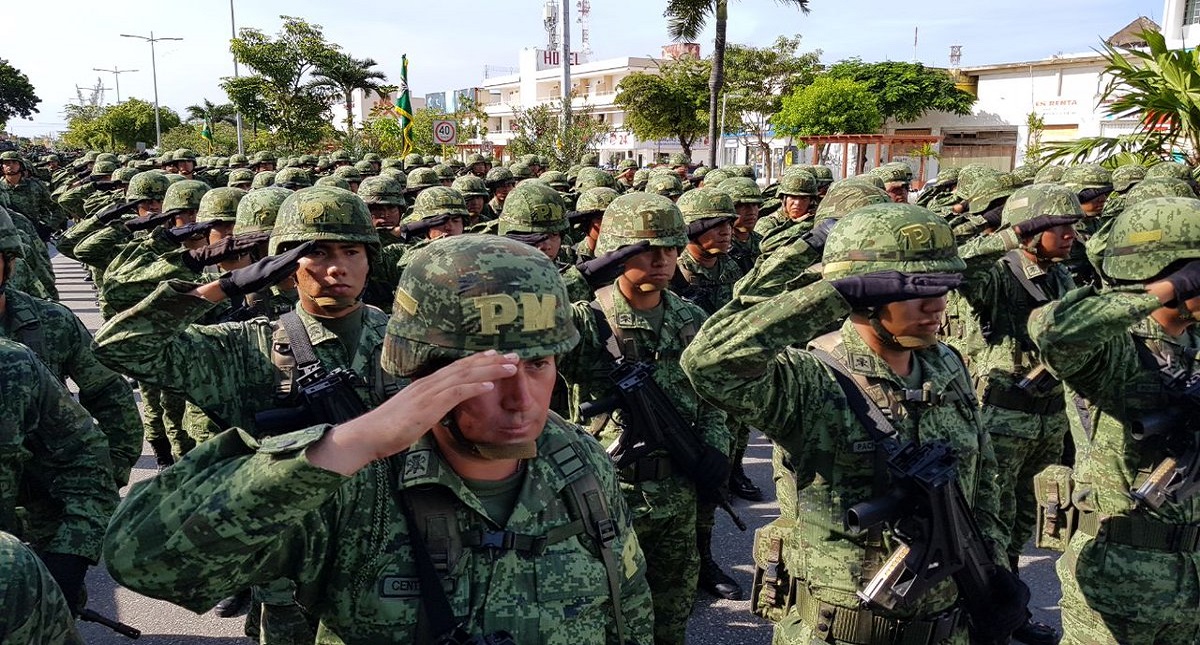 Soldados desfilan para inaugurar Ciudad Militar de Cancún