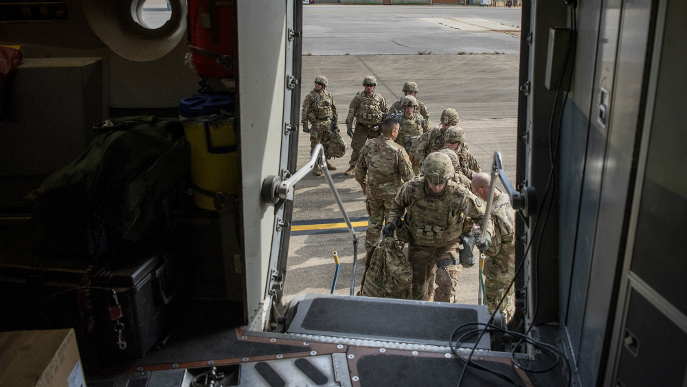 Soldados de EE.UU. llegan a frontera con México para detener migrantes