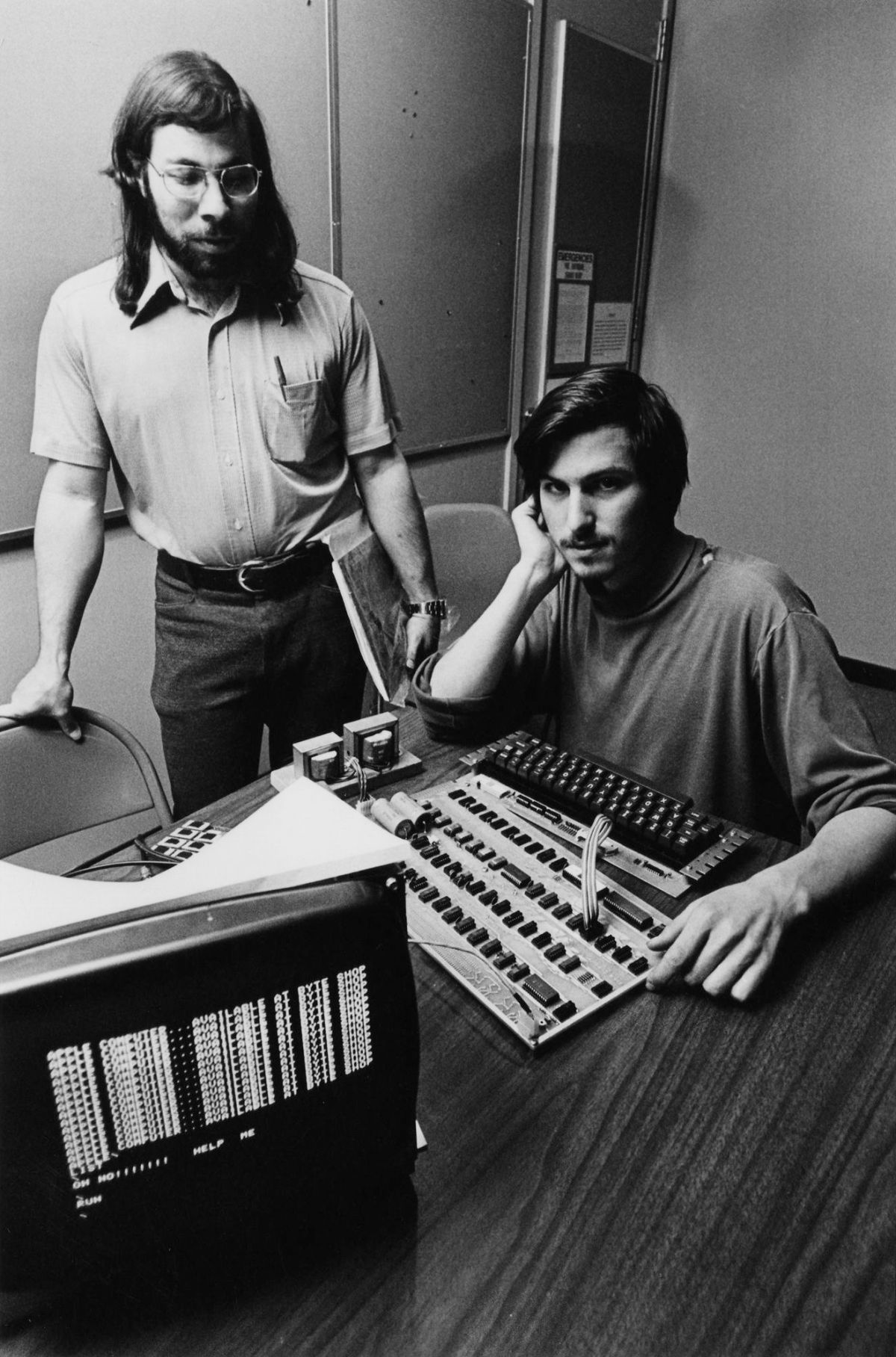 A siete años de la muerte de Steve Jobs - steve-jobs-y-wozniak