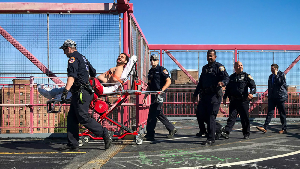 #Video Policías salvan vida de hombre que escaló puente Williamsburg en Nueva York