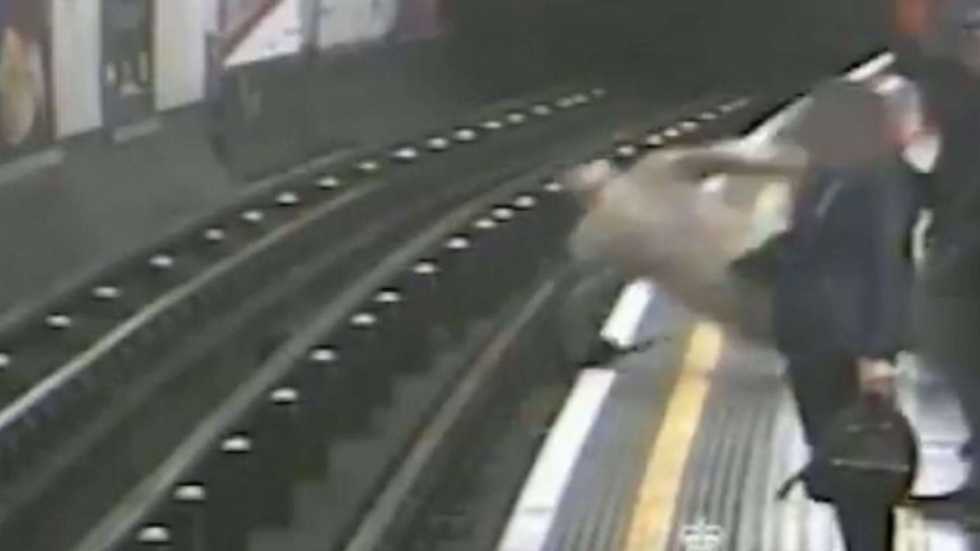 #Video Condenan a sujeto que empujó a anciano a vías del Metro