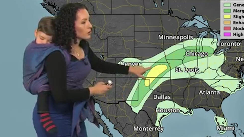 Presentadora del clima sale al aire cargando a su bebé en la espalda