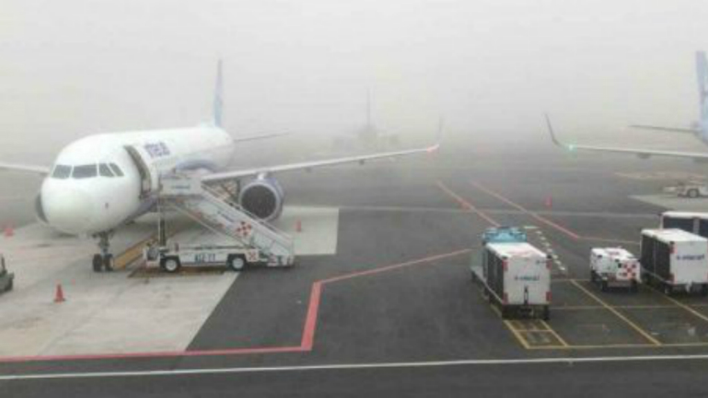 El AICM reanuda operaciones tras banco de niebla