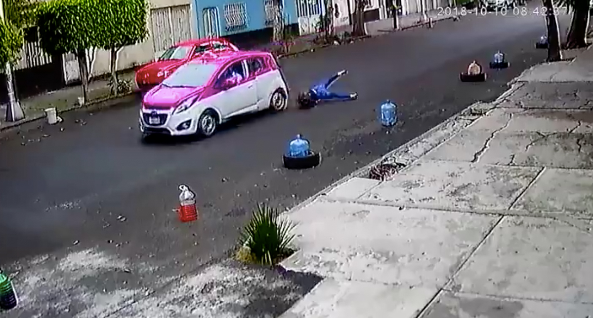 #Video Taxista arrastra a mujer por calle de la colonia Tránsito