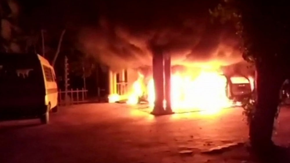 Incendian templo hindú tras permitir entrada a mujeres