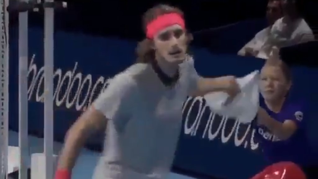 #Video Tsitsipas se disculpa por agresivo gesto con recogepelotas