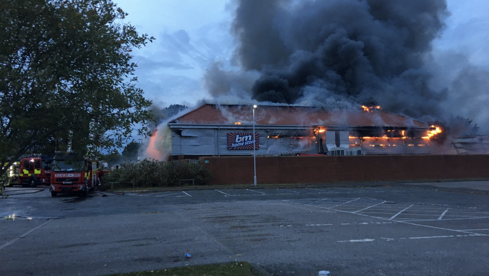 Niega McDonald’s bebidas a bomberos que luchaban contra un incendio