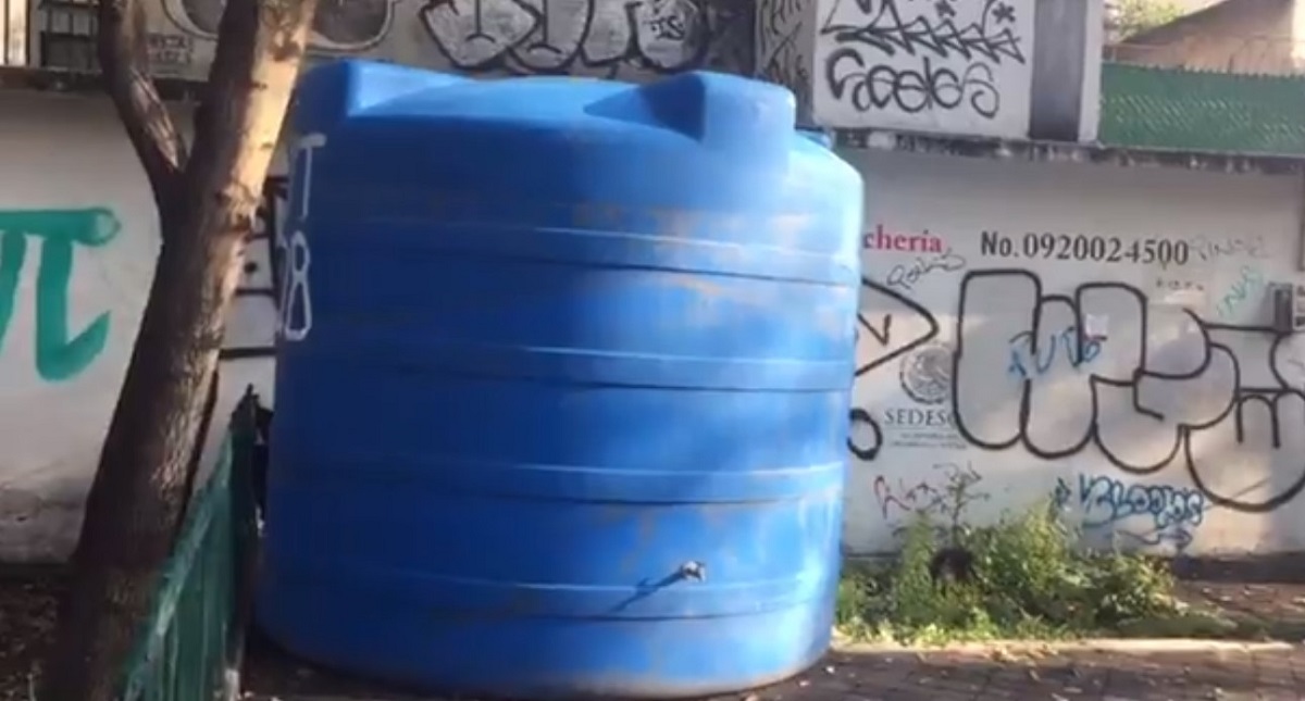 Instalan tinaco de agua en Santa María la Ribera con vigilancia