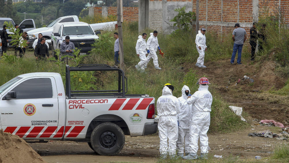 Exhuman 16 cuerpos de una fosa clandestina en Jalisco