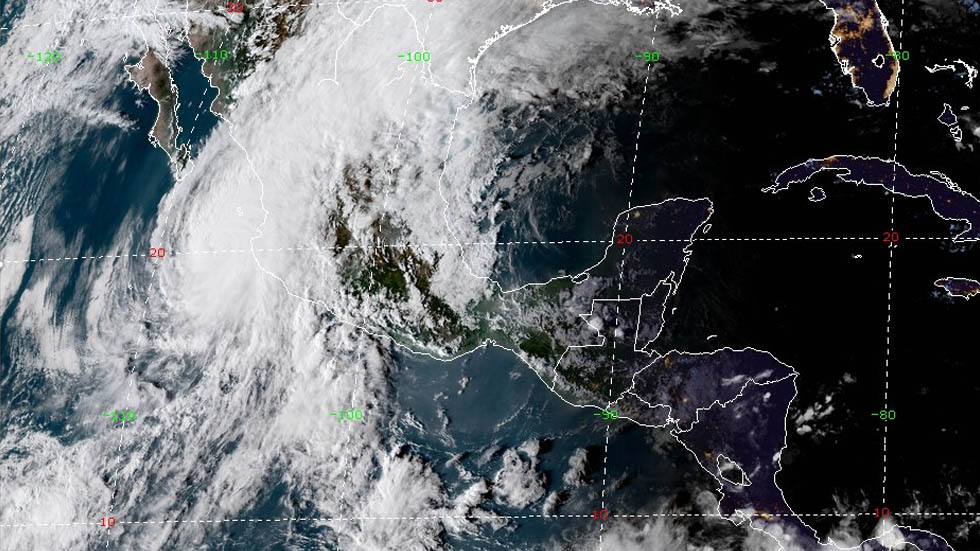 Prevén que Willa y Vicente toquen tierra el martes