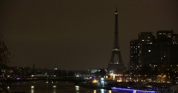 Torre Eiffel apaga sus luces por víctimas de ataque en Pittsburgh - torre-eiffel-oscuras