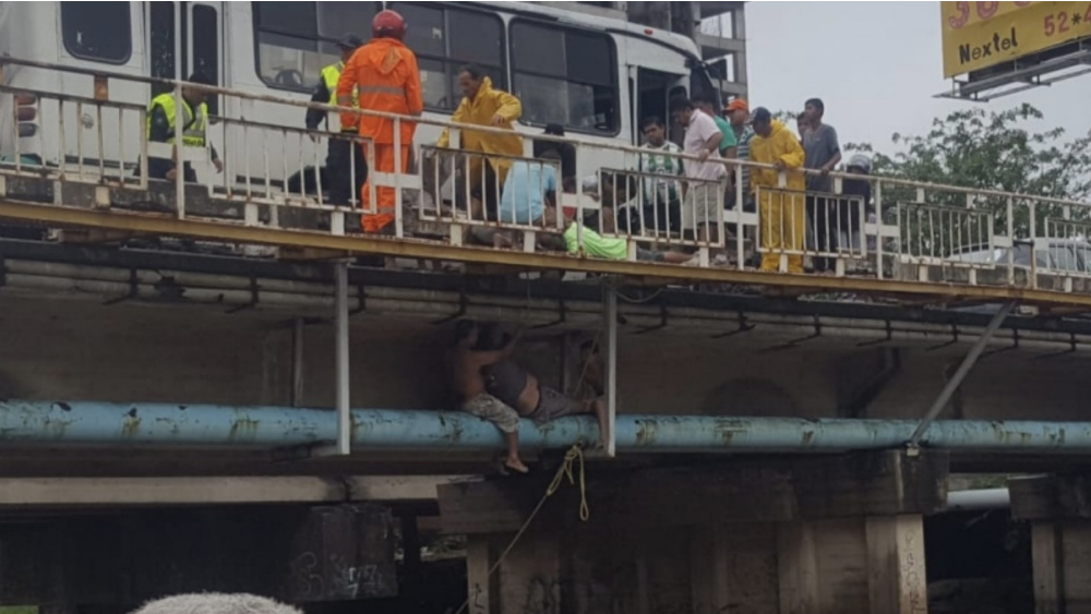 #Video Salvan a hombre que estaba siendo arrastrado por arroyo