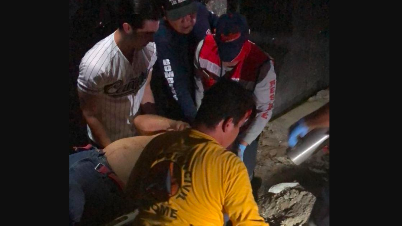 #Video Cae trabajador de techo de estadio en pleno partido