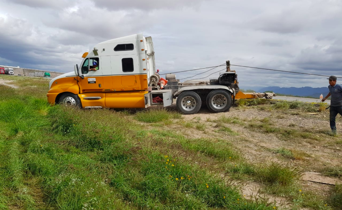 Rapiña en tráiler cargado de carne que volcó en Coahuila