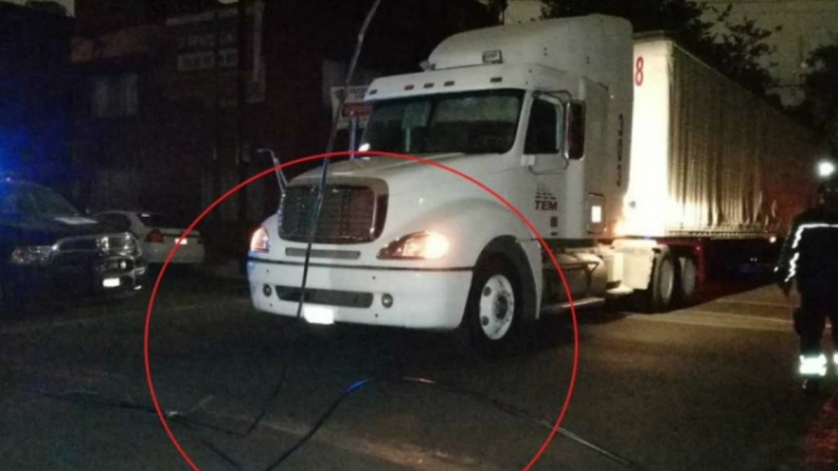 Tráileres derriban cableado eléctrico en Jardín Balbuena