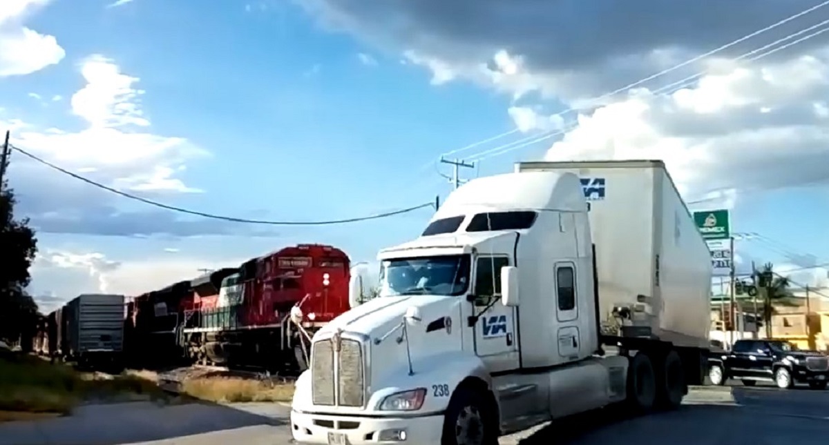 #Video Tren choca tráiler que intentó ganarle el paso