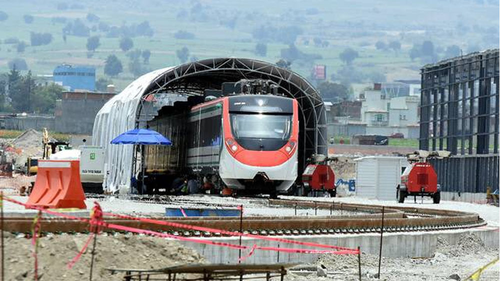 Comuneros interrumpen obras del Tren Interurbano México-Toluca