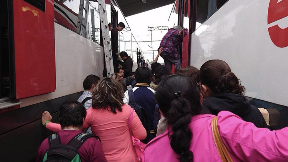 Falla mecánica en Tren Suburbano y rescatan a pasajeros