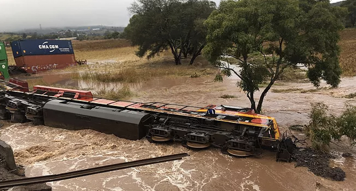 #Video Tren descarrila por lluvias en Michoacán