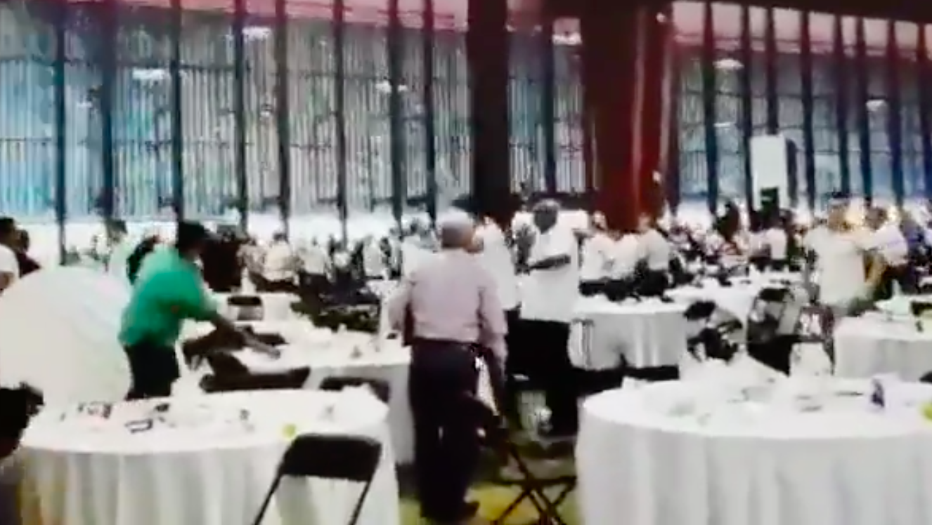 Termina a sillazos foro educativo de AMLO