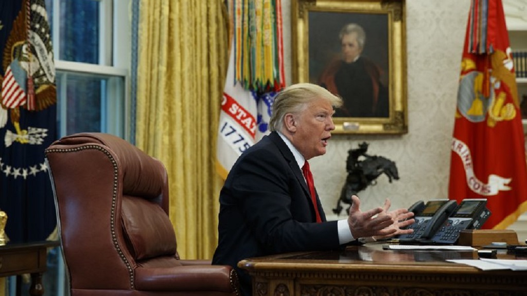 Trump incluye a AP en su lista de medios que publican ‘fake news’