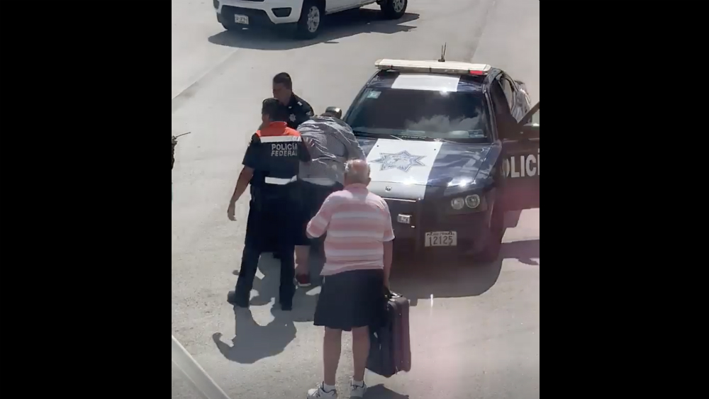 #Video Turista en pánico abre puerta de avión antes de despegar en Cancún