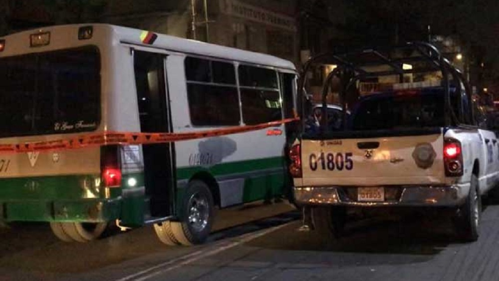 Ultiman a chofer de microbús durante asalto en Iztapalapa