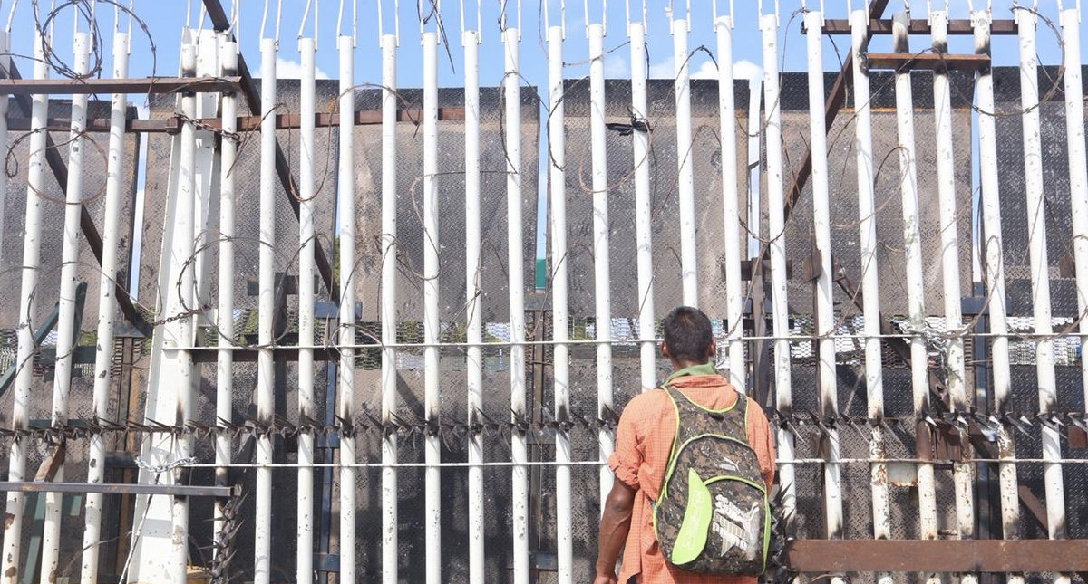 Refuerzan valla fronteriza con alambre de púas y puntas de metal