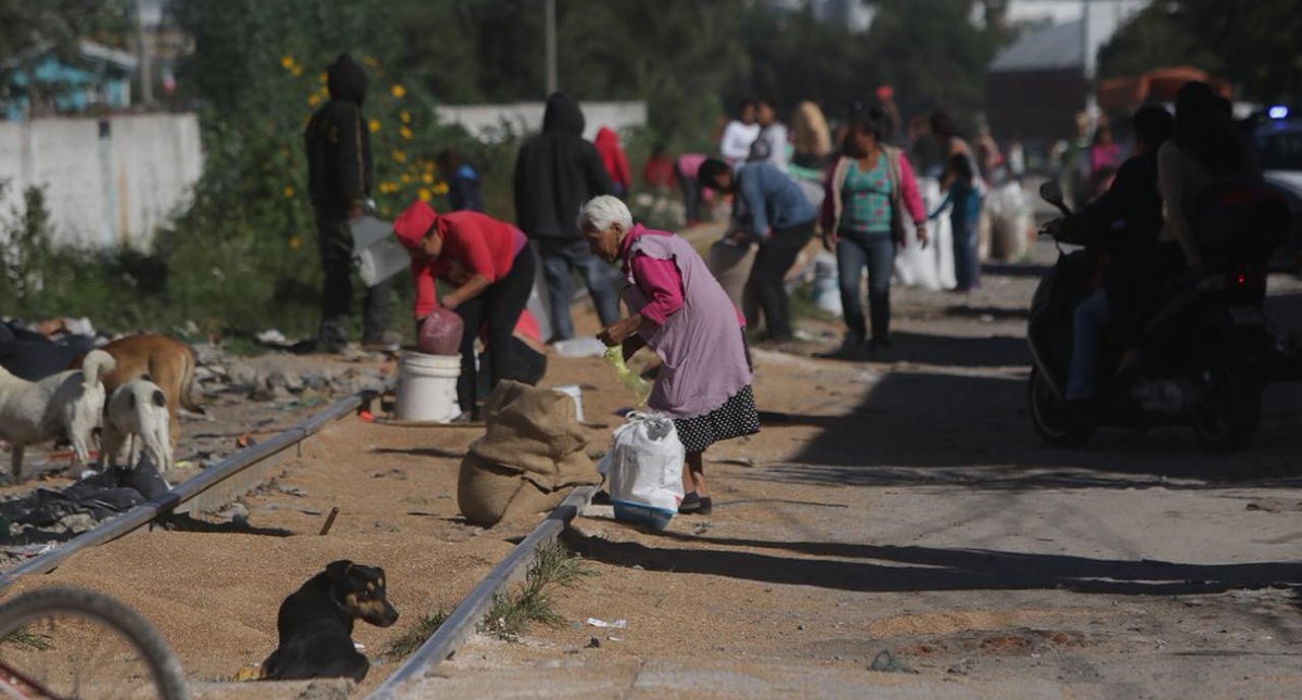 Vecinos arman rapiña de trigo por tren varado en Puebla