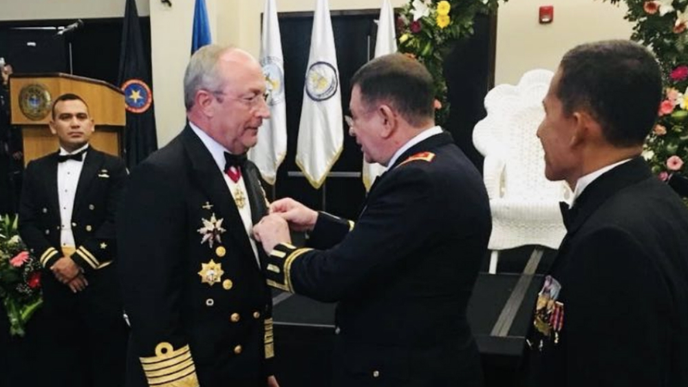 Fuerza Naval de El Salvador condecora a Vidal Soberón