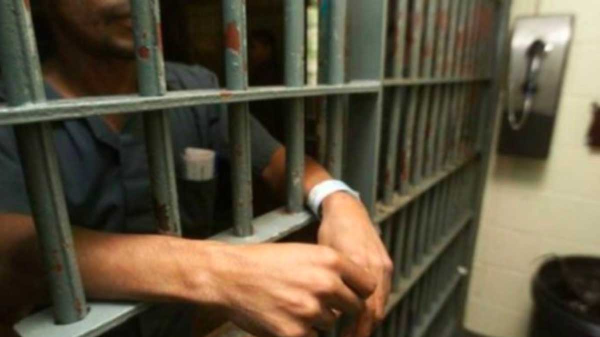 Vinculan a proceso a dos por robo de miles de litros de bebidas alcohólicas