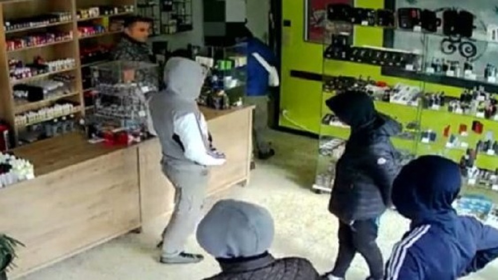 #Viral Tendero pide a ladrones regresar más tarde y vuelven