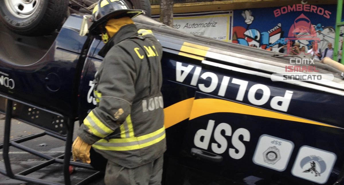 Vuelca patrulla tras chocar contra automóvil en Benito Juárez