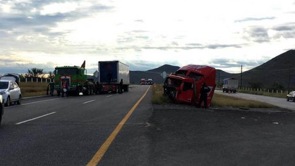 Vuelca tráiler con 20 migrantes en carretera de Chihuahua