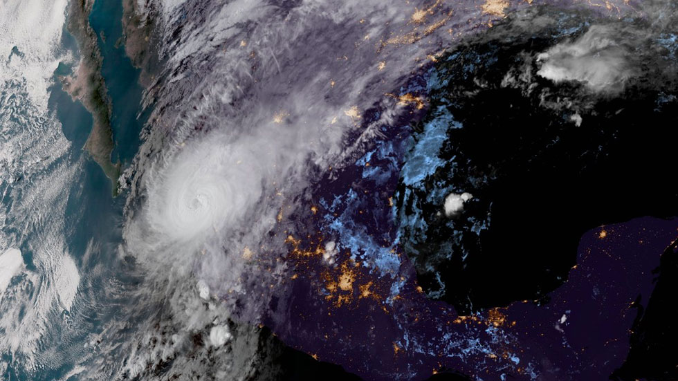Huracán Willa toca tierra en Sinaloa
