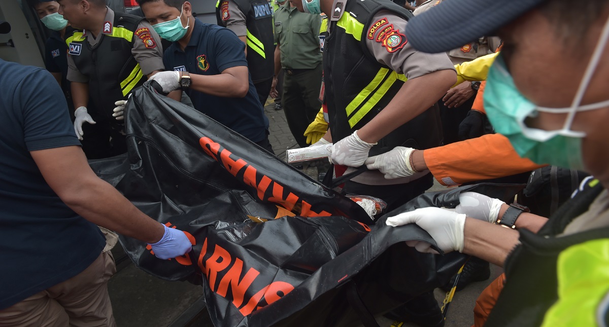 Hallan nuevos restos humanos de avión de Lion Air accidentado