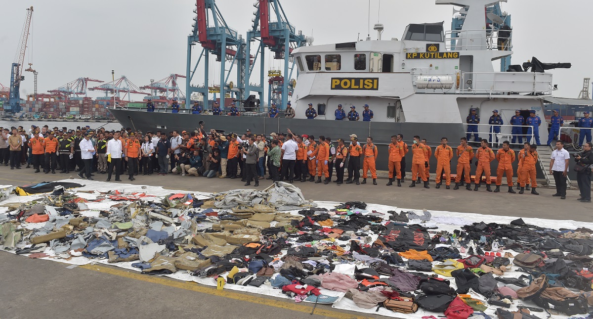 Hallan posible fuselaje de avión accidentado en Yakarta - yakarta
