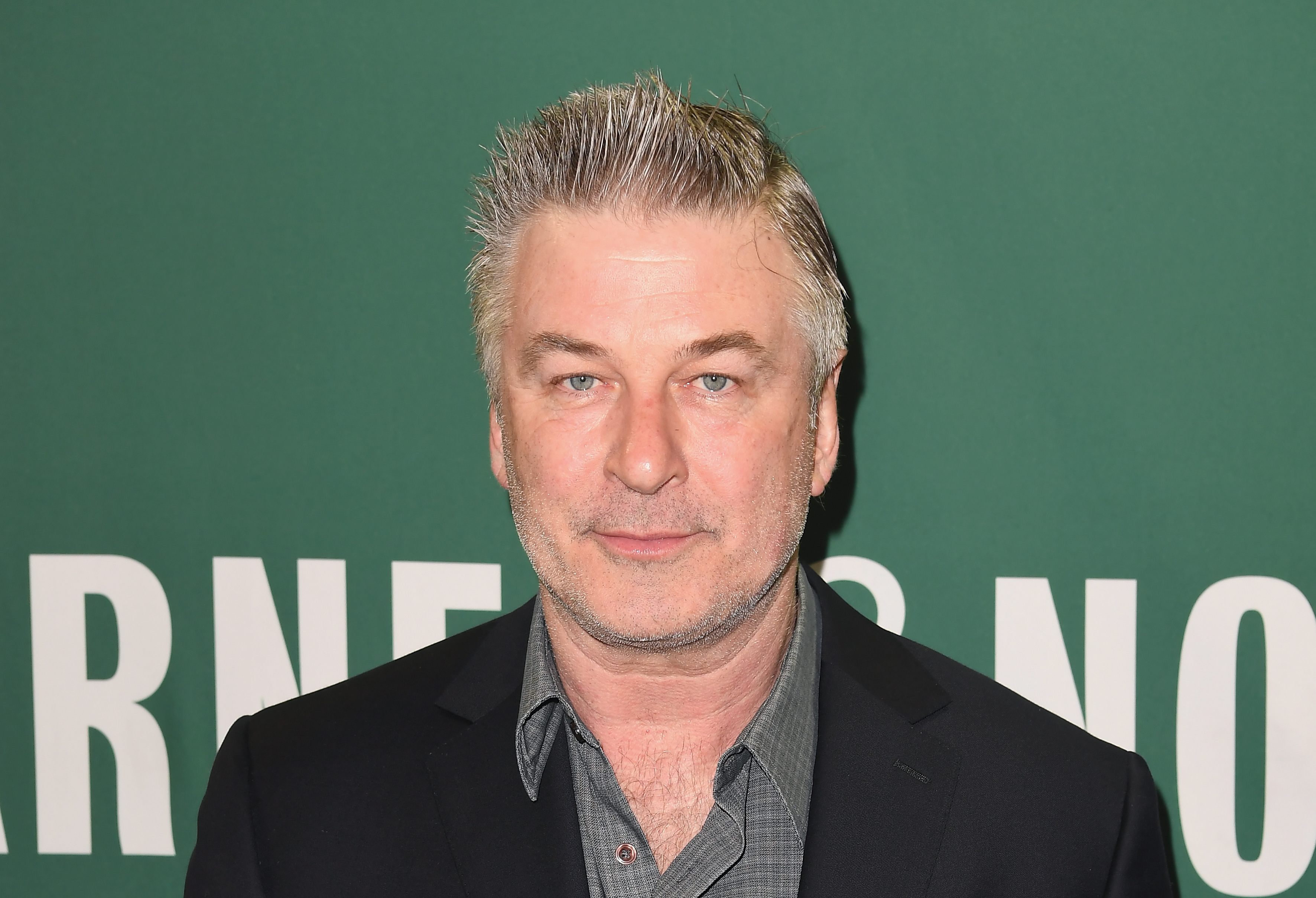 Detienen a Alec Baldwin por golpear a hombre por un lugar de estacionamiento en NY