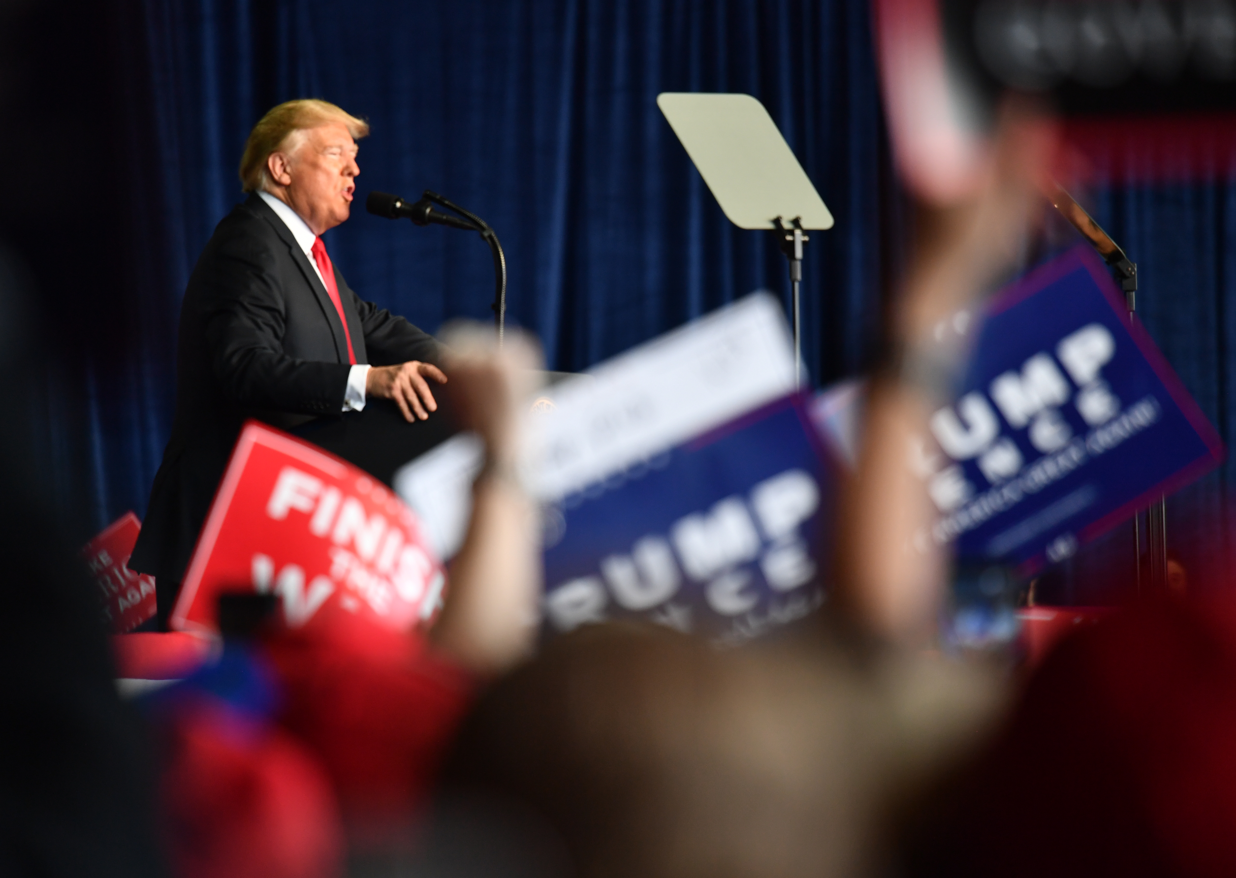 Obama y Trump chocan en la recta final de elecciones de mitad de periodo - 000-1ak790