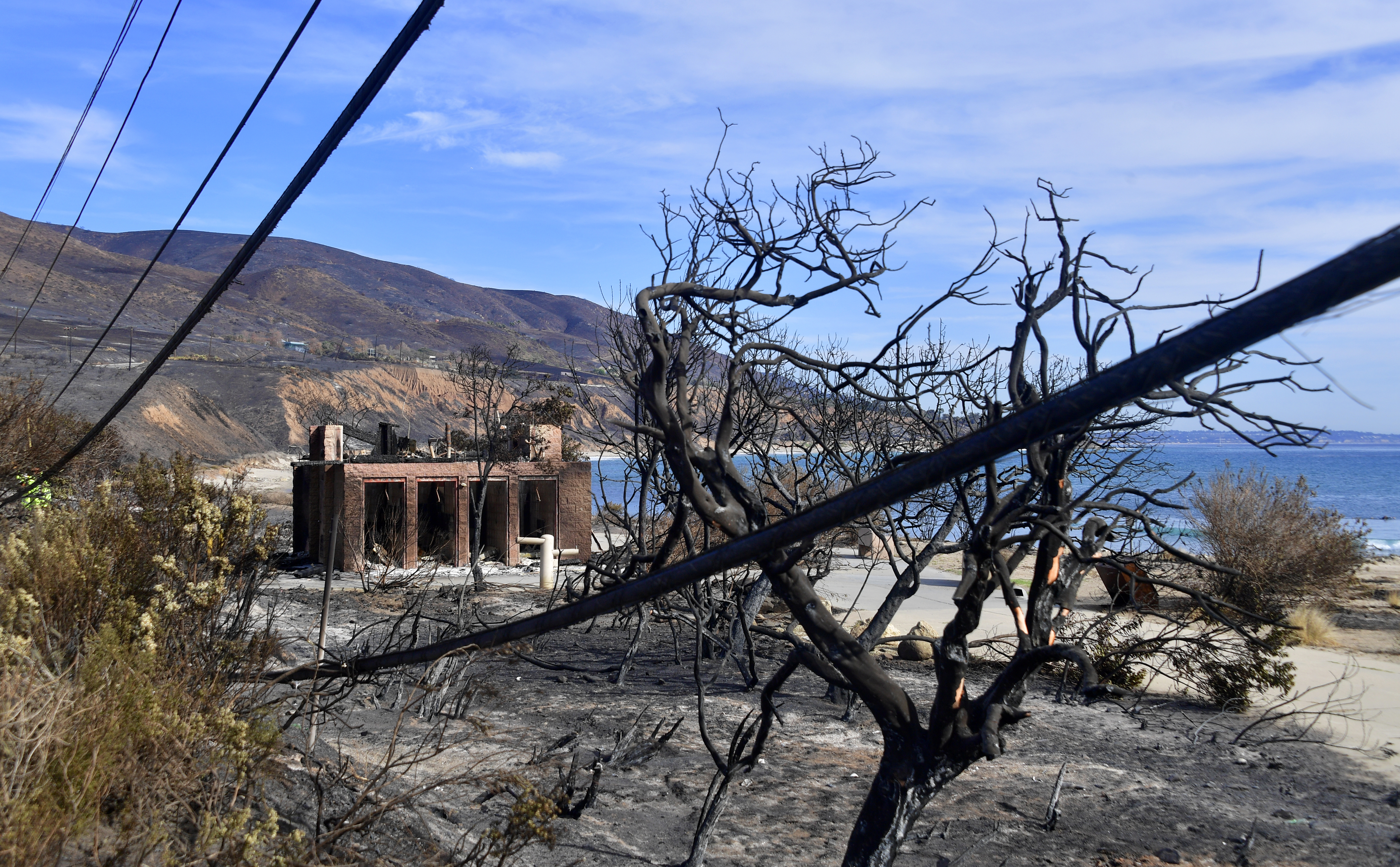 Bomberos comienzan a ganar batalla contra incendios en California Bomberos comienzan a ganar batalla contra incendios en California