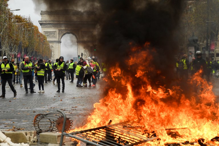 Protestan en París por alza de combustibles - 000-1b26yz