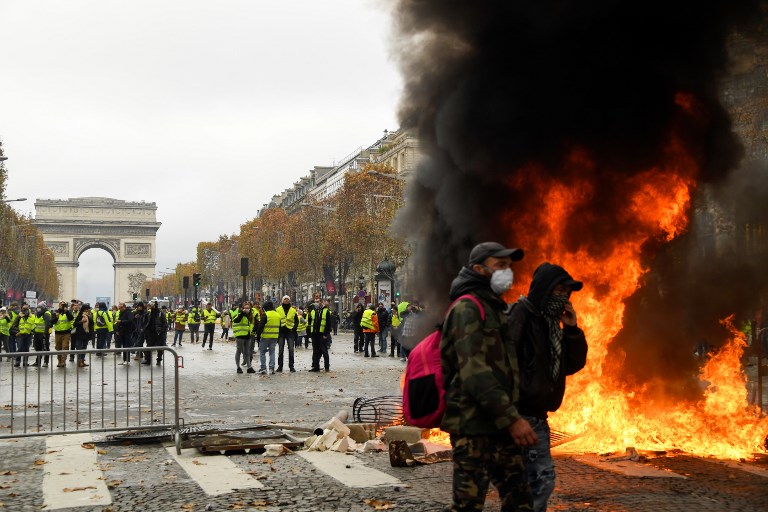 Protestan en París por alza de combustibles - 000-1b26zk