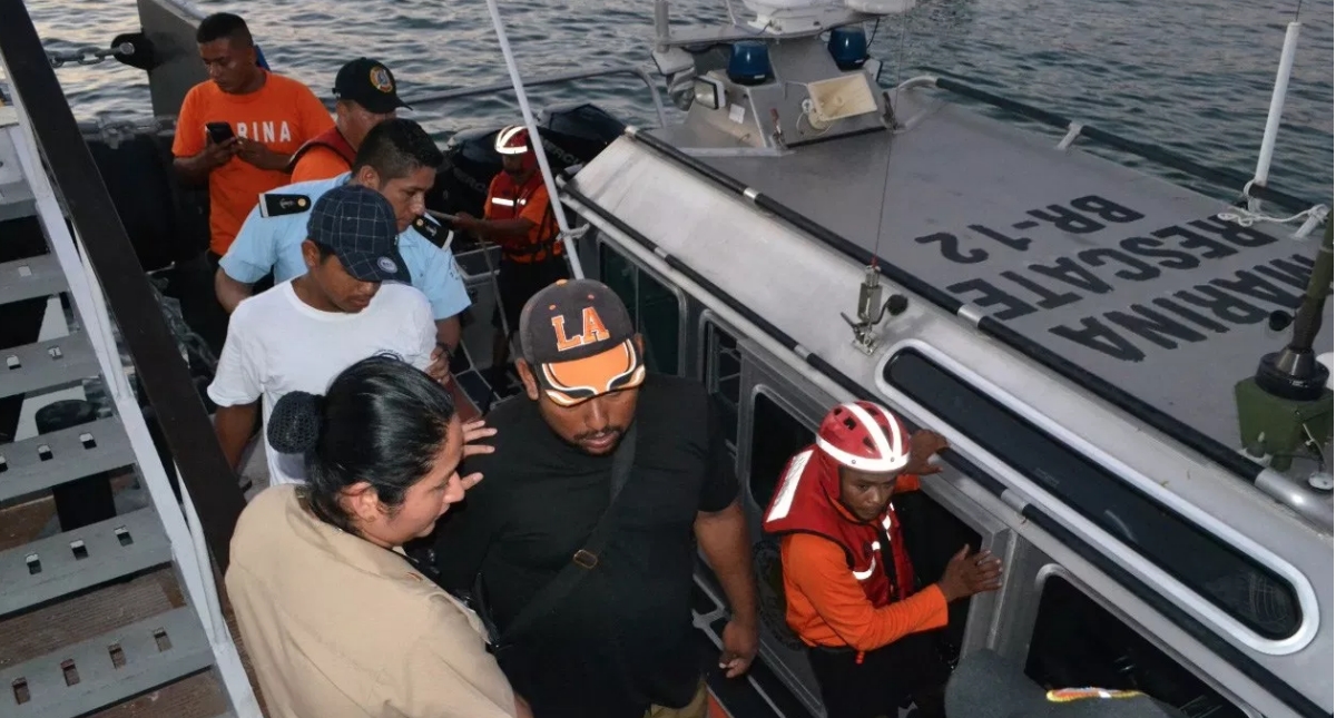 Marinos rescatan a dos pescadores en Acapulco - acapulco-rescate-pescadores-marina-semar-2