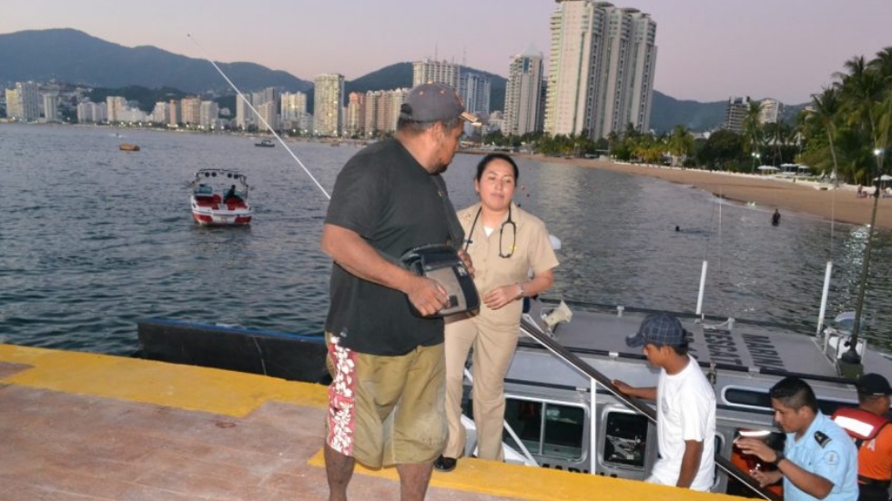 Marinos rescatan a dos pescadores en Acapulco