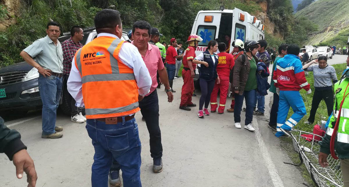Autobús de futbolistas cae a barranco y mueren siete en Perú