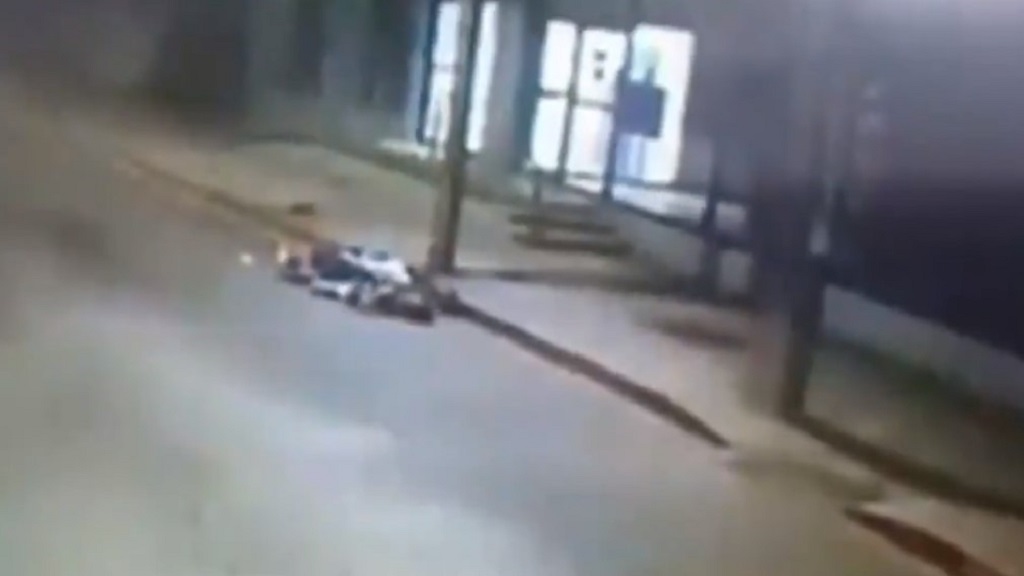 #Video Jóvenes alcoholizados sufren aparatoso accidente de moto