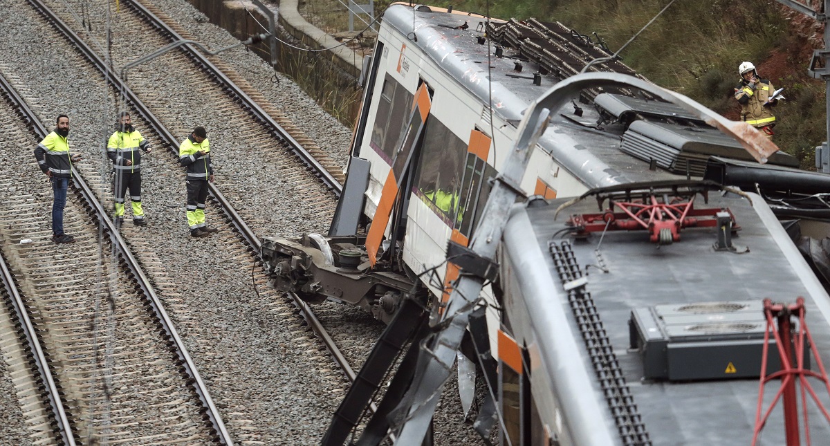 Un muerto y 49 heridos al descarrilar tren en España