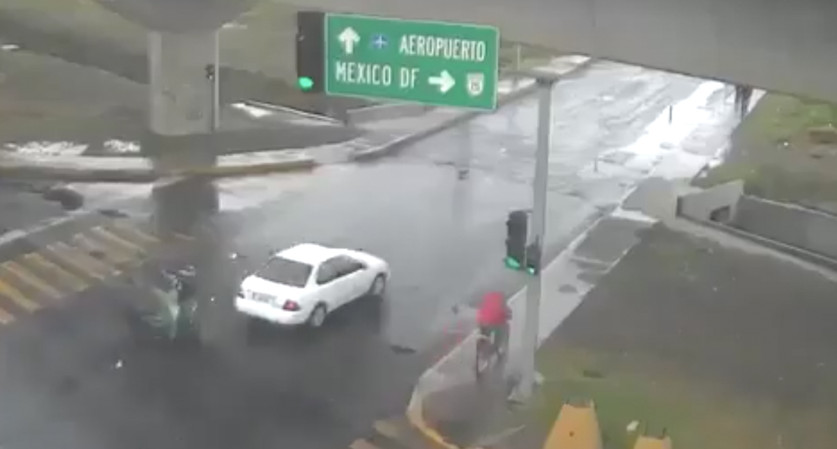 #Video Vehículo choca contra motociclista que se pasa un alto