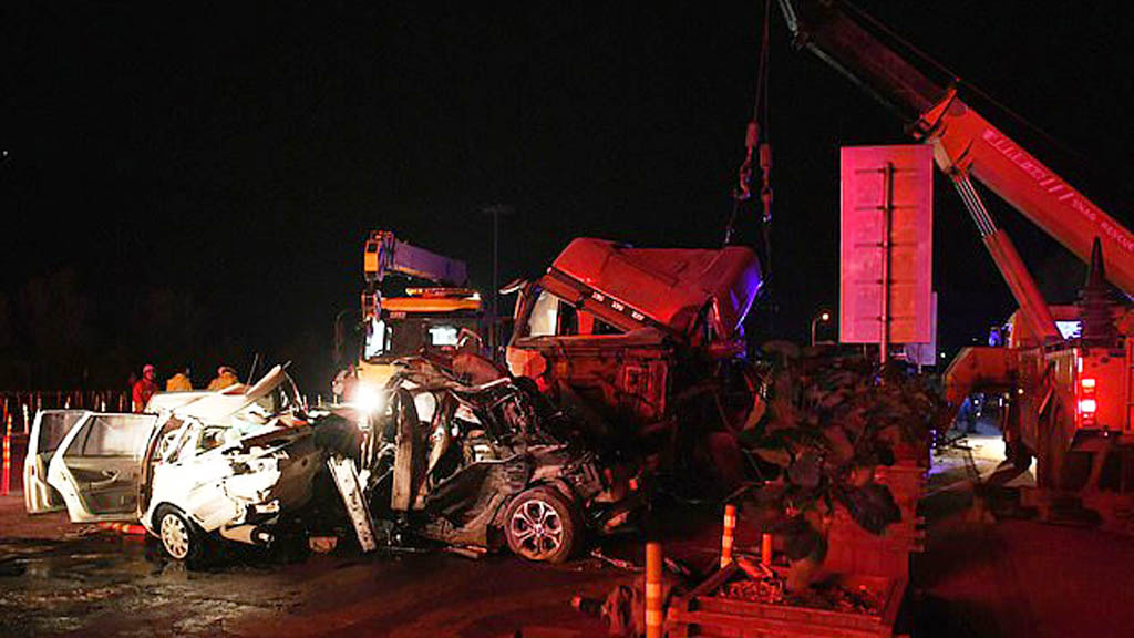 #Video Mueren 15 en carambola ocasionada por grúa en China - accidente-en-caseta-de-china